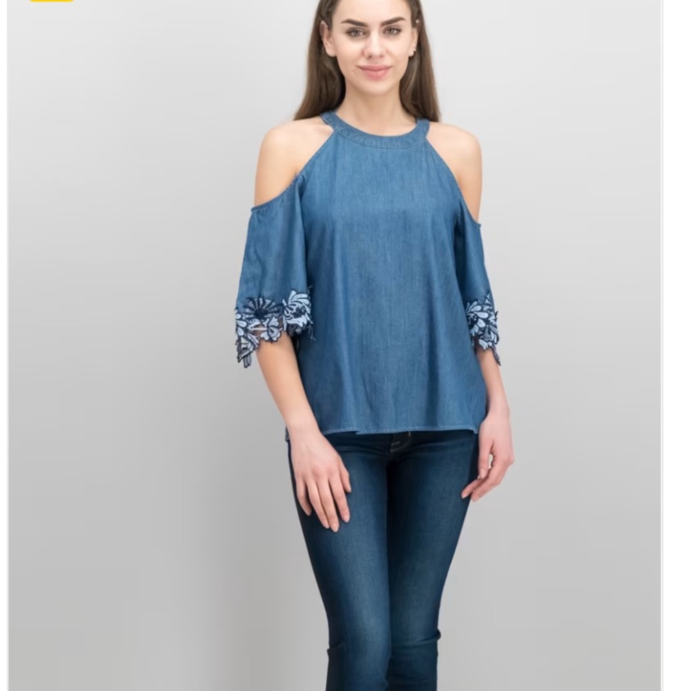 ❤️❤️ CeCe
Cotton Embroidered Cold,Shoulder Top, Authentic❤️❤️size S
